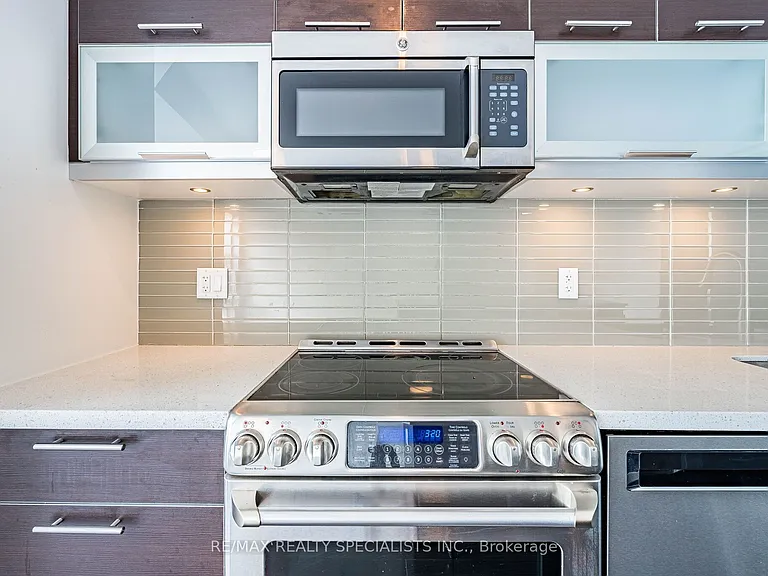 388 Yonge St #7105 — Photo 19