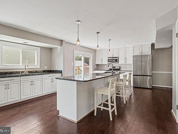 3rd image of 3 Perry Ridge Ct