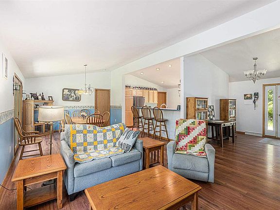 4th image of 4010 Lake Shore Dr