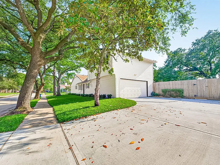 10602 Longmont Dr — Photo 49