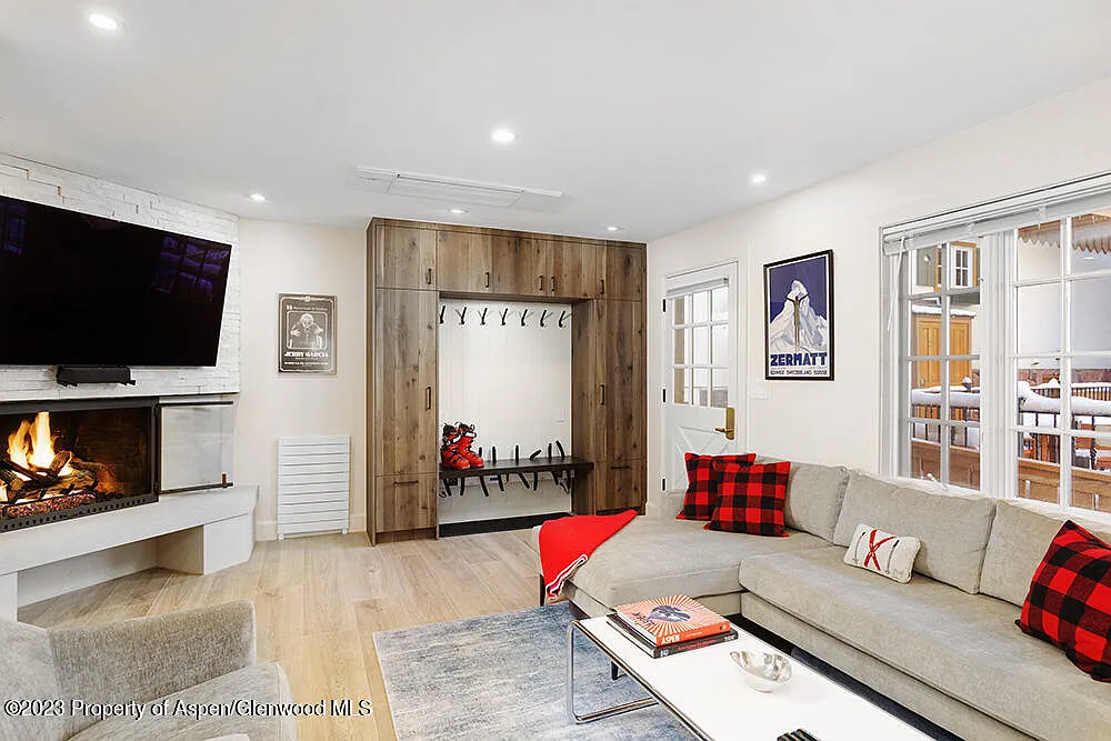 3 bed, 3.0 bath, 1128 sqft, $35,000 — Photo 2