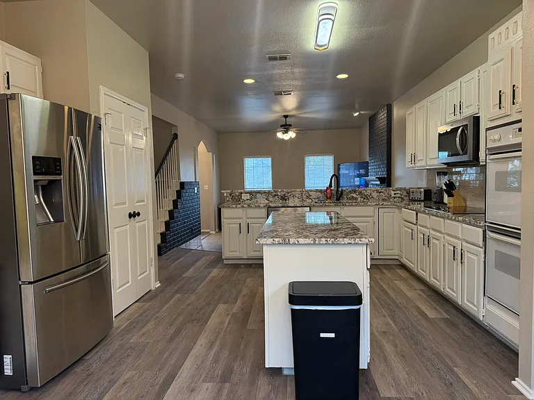 809 Almadin — Photo 14