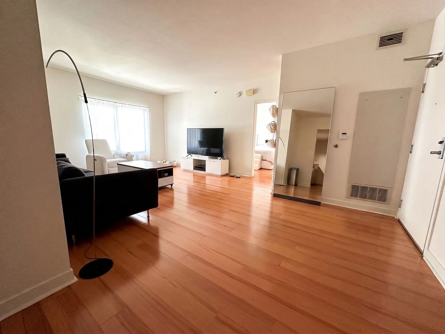 Spacious One Bedroom in Little Italy — Photo 3