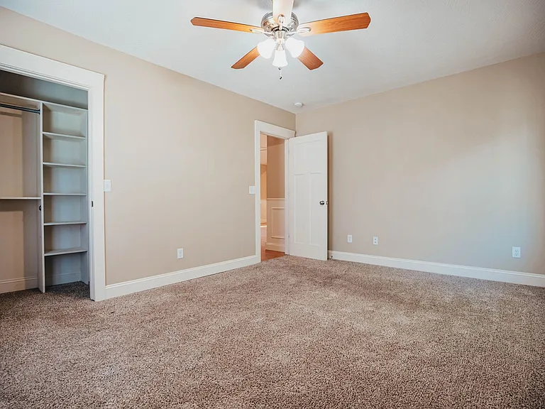 1040 E Walnut St — Photo 5