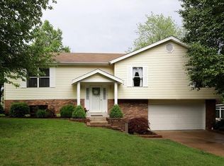 1323 Summit Dr, Fenton, MO 63026