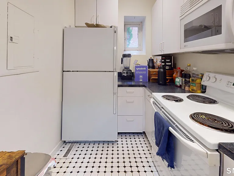 584 Chapel St #1 — Photo 4