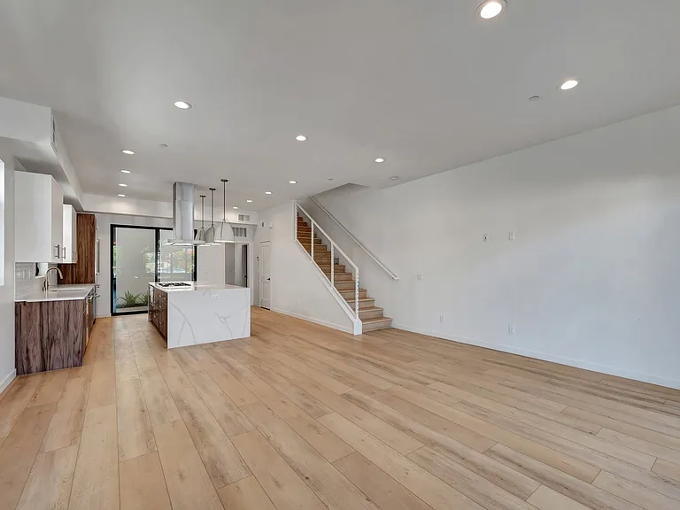109 Daisy Ave #4 — Photo 29