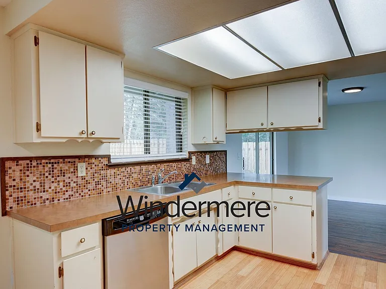 1285 Crescent Dr — Photo 3