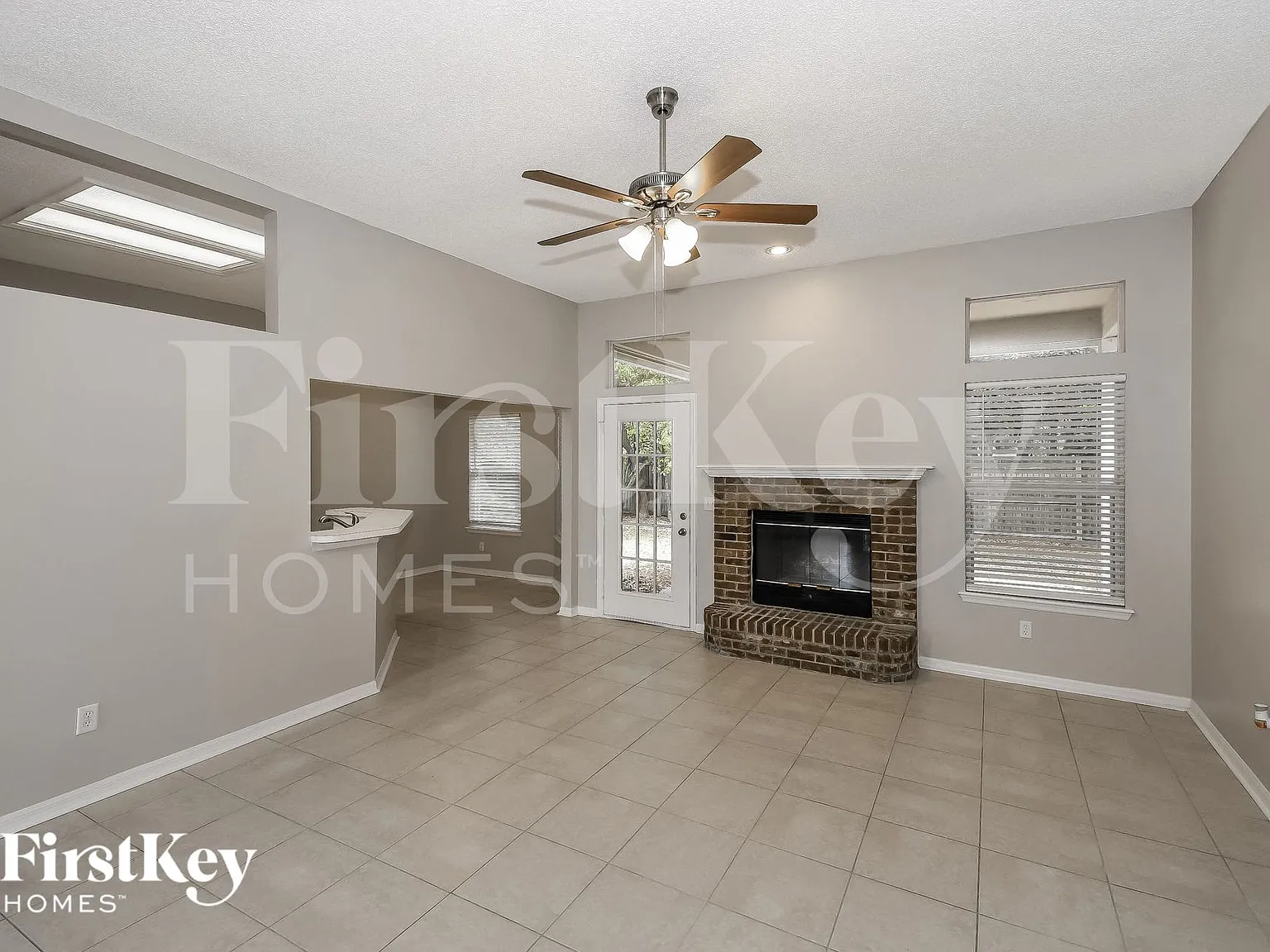 3 bed, 2.0 bath, 1617 sqft, $2,570 — Photo 4