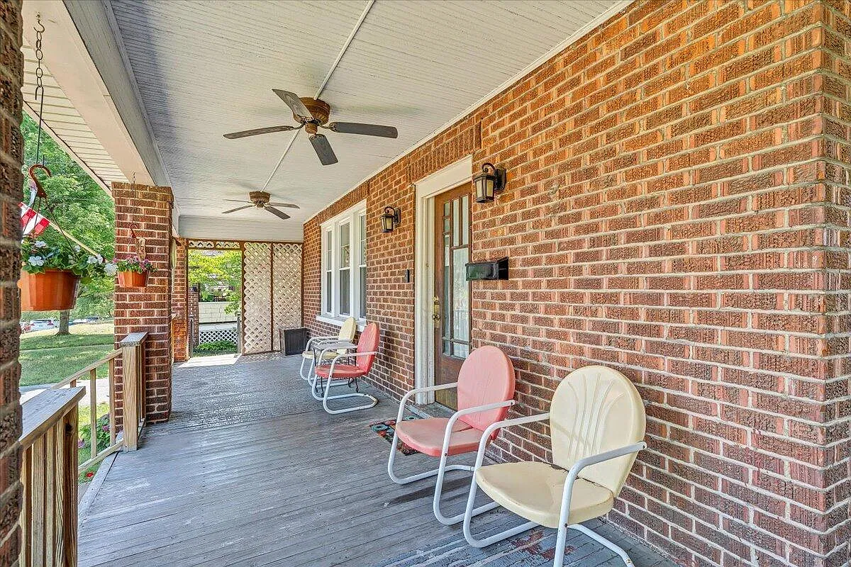 3 bed, 1.5 bath, 1785 sqft, $1,995 — Photo 2