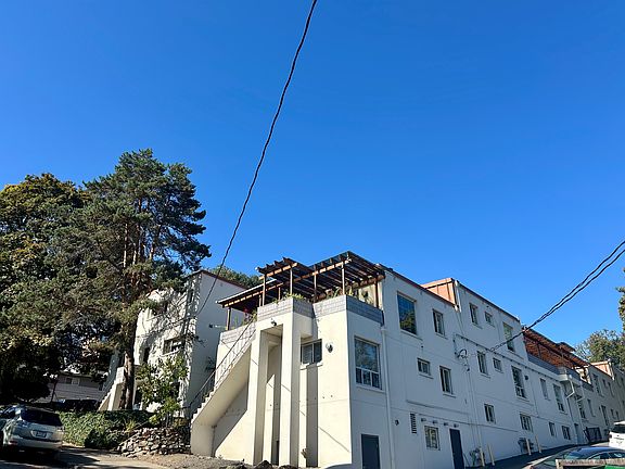 2nd image of 5042 SW Corbett Ave #2B-1Ba-880Sqft