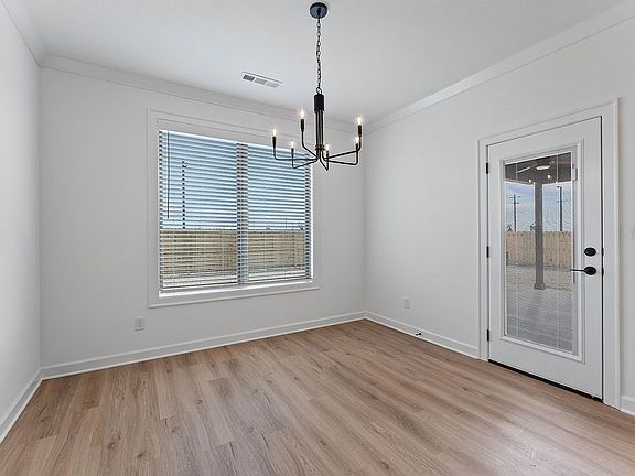 5th image of 2144 Porter St