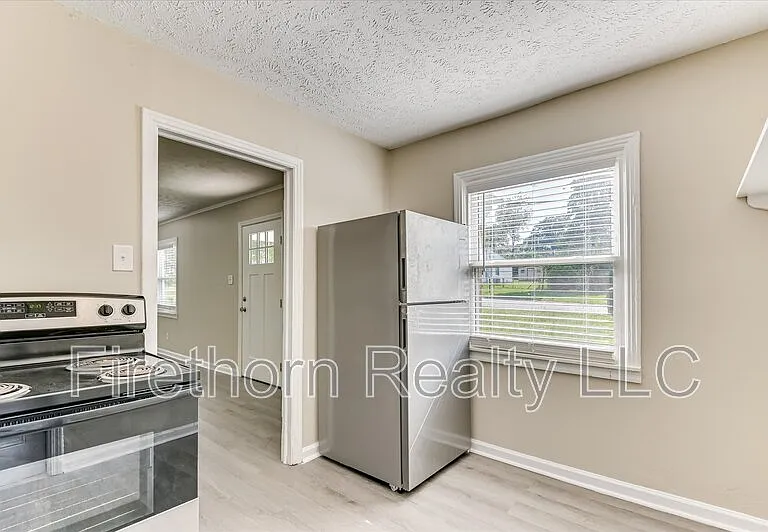 924 Royalette Ave — Photo 13