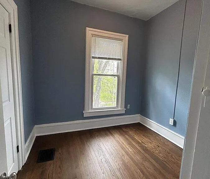 455 1/2 Allis St — Photo 11