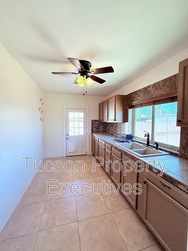 1 bed, 1.0 bath, 900 sqft, $1,300 — Photo 2