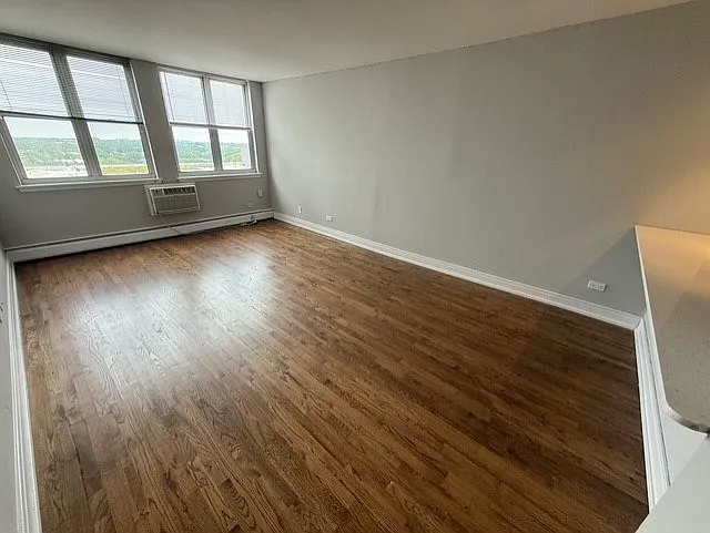 Sheridan Lake - 6401 N Sheridan Rd — Photo 23