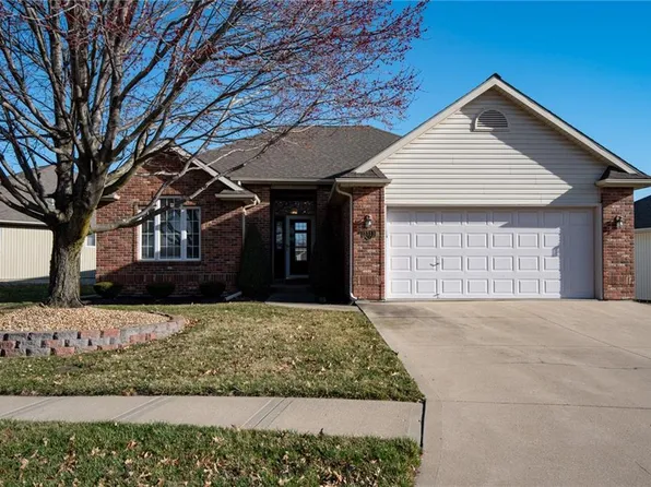 3313 S Victoria Dr, Blue Springs, MO 64015