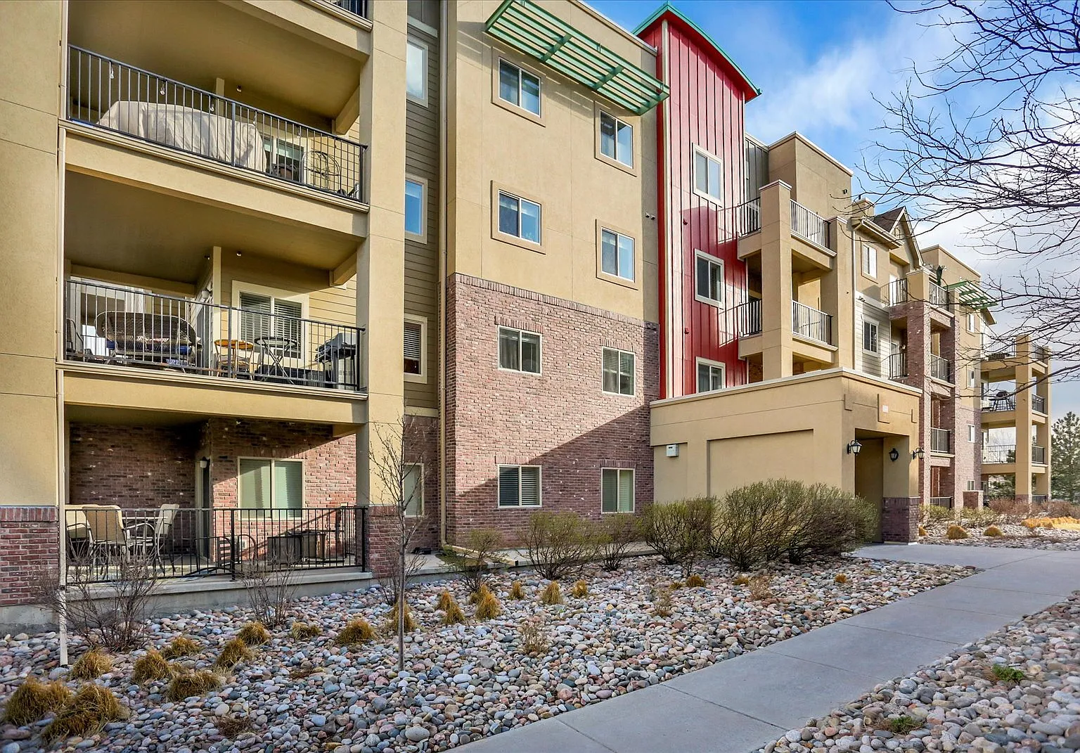 2 bed, 1.0 bath, 710 sqft, $1,950 — Photo 1