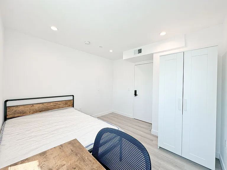 1363 1/2 W 35th St #9 — Photo 25