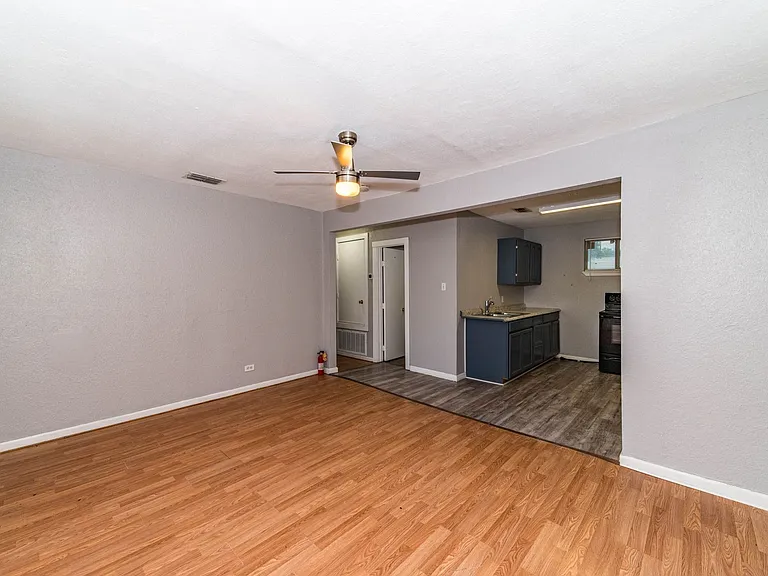 508 Bee St — Photo 3