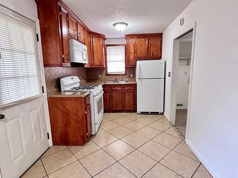 7618 Linden St — Photo 7
