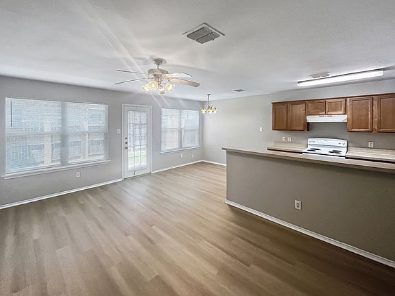 2nd image of 2325 Kingsway Dr