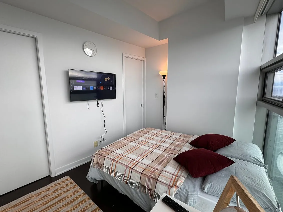Deluxe Room - York St & Bremner Blvd — Photo 3