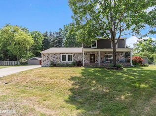 3200 Spring Meadow Dr, Rochester, MI 48306