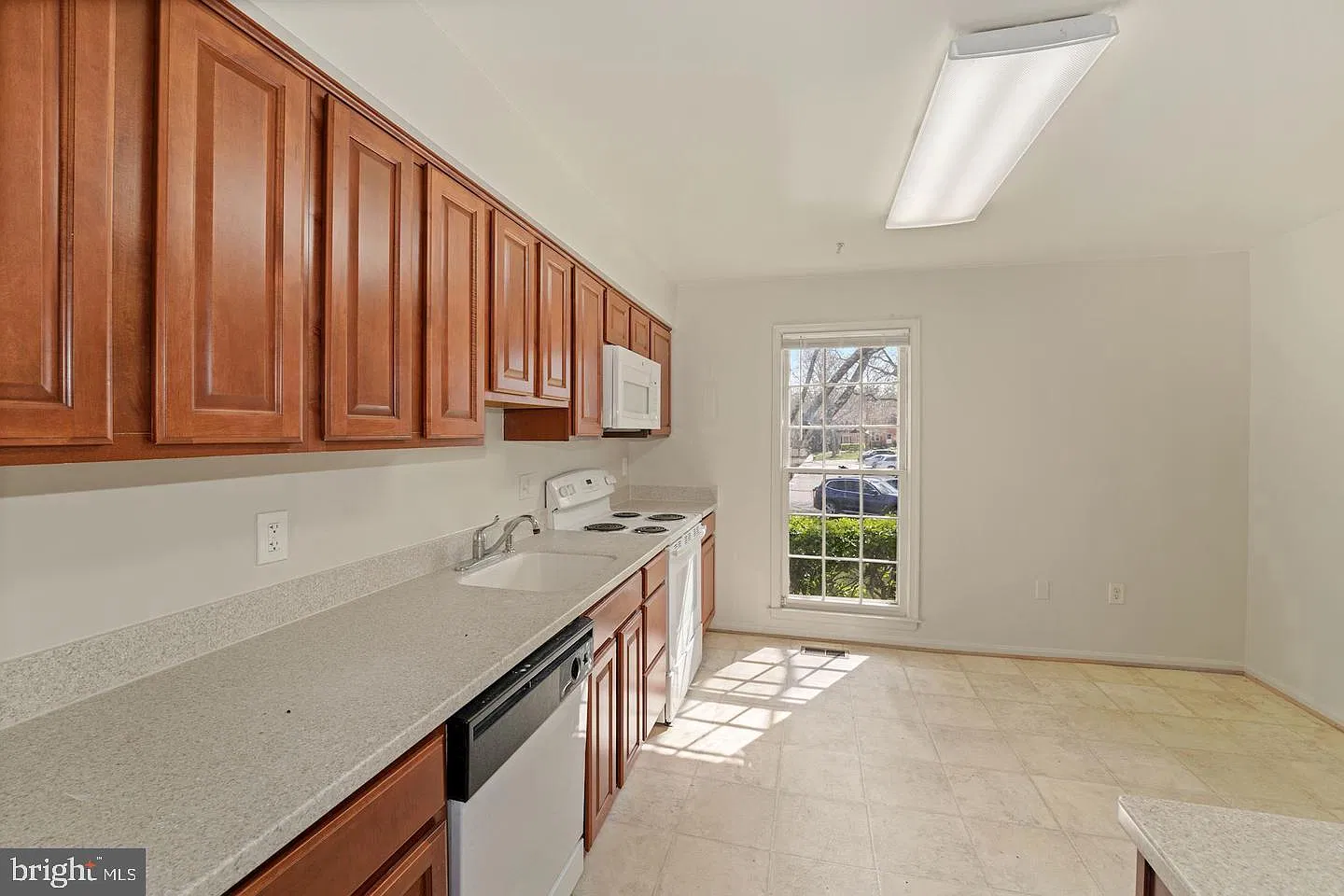 3 bed, 4.0 bath, 1878 sqft, $3,150 — Photo 3