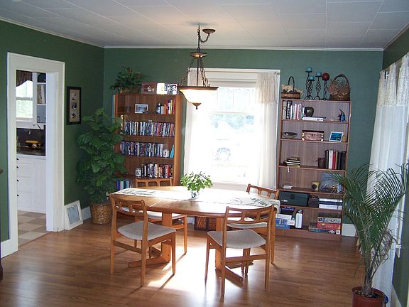 Eating nook in entryway