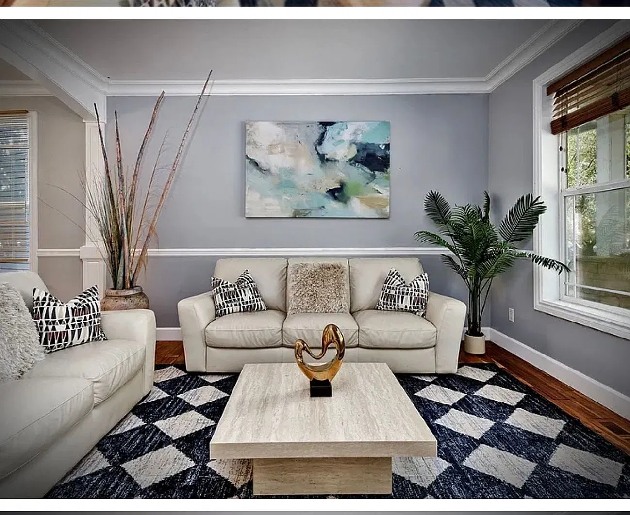 * Fully Furnished * -3 Levels, 7 Bedrooms , Lower Level Apartment With Separate Entrance *Home Ba... — Photo 2