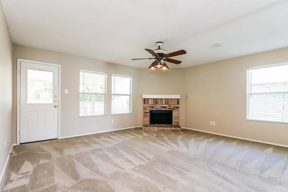 3 bed, 2.0 bath, 1354 sqft, $1,920 — Photo 2
