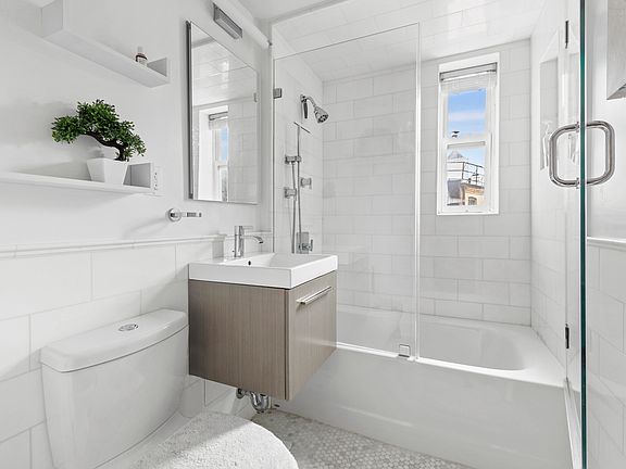 5th image of 100 Bank St #45J
