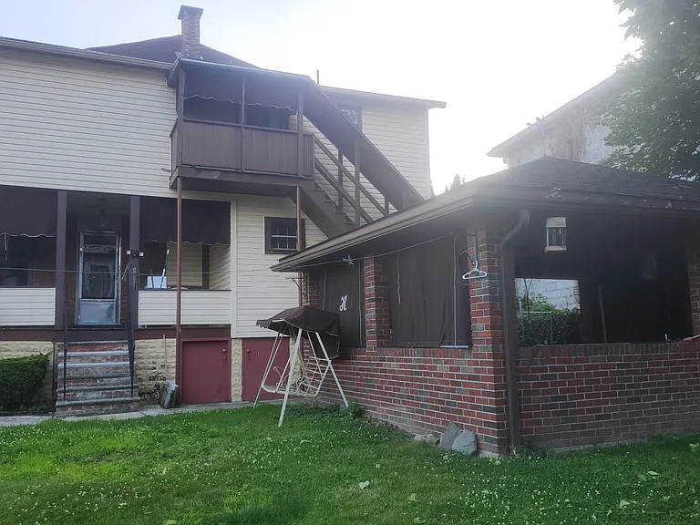 456-458 Strayer St #1 — Photo 10