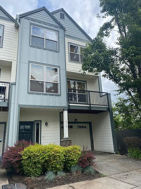 3 bed, 3.5 bath, 2155 sqft, $2,200 — Photo 1