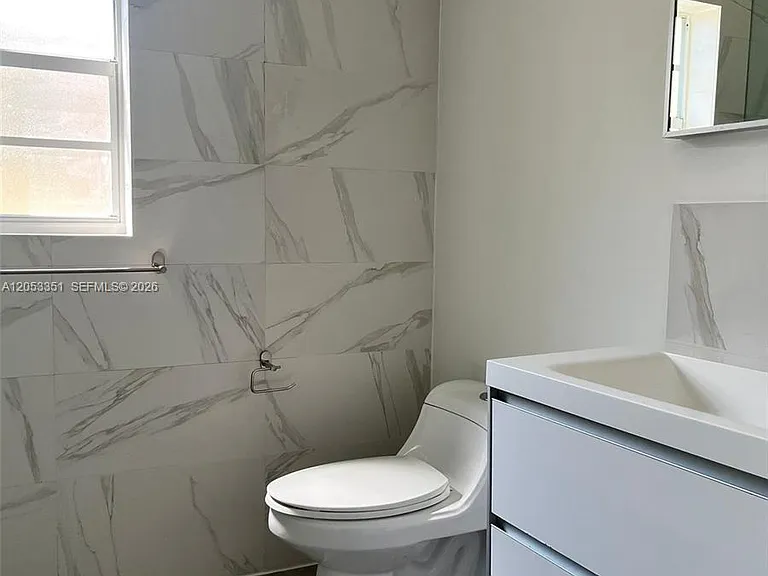 833 W 39th St #2 — Photo 8