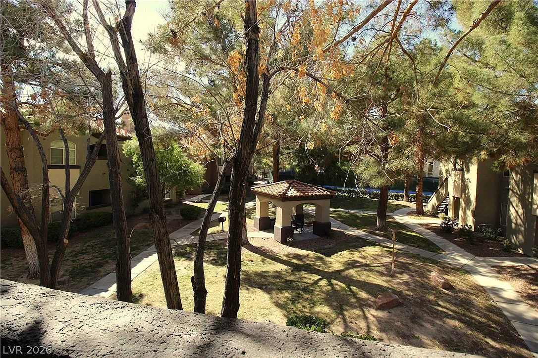 1 bed, 1.0 bath, 853 sqft, $1,350 — Photo 2
