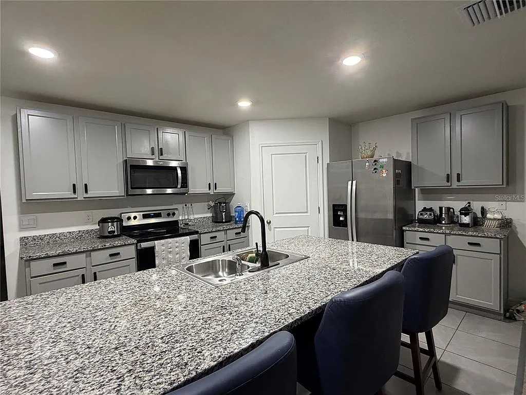 4 bed, 2.0 bath, 1768 sqft, $2,700 — Photo 3