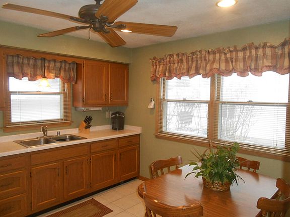 3rd image of 619 Belshire Dr