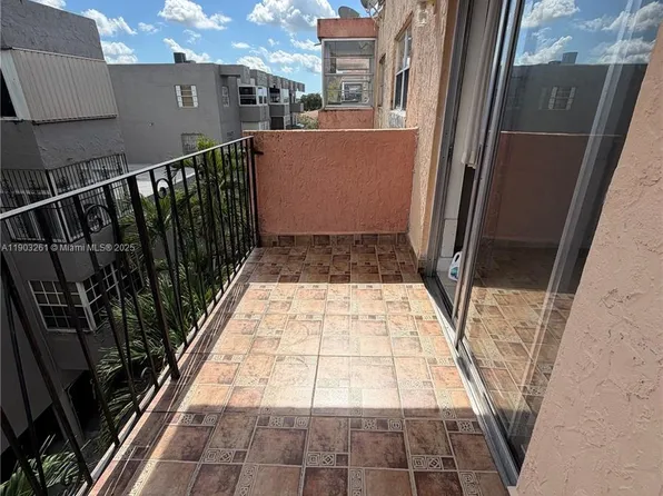 1055 W 77th St APT 411, Hialeah, FL 33014