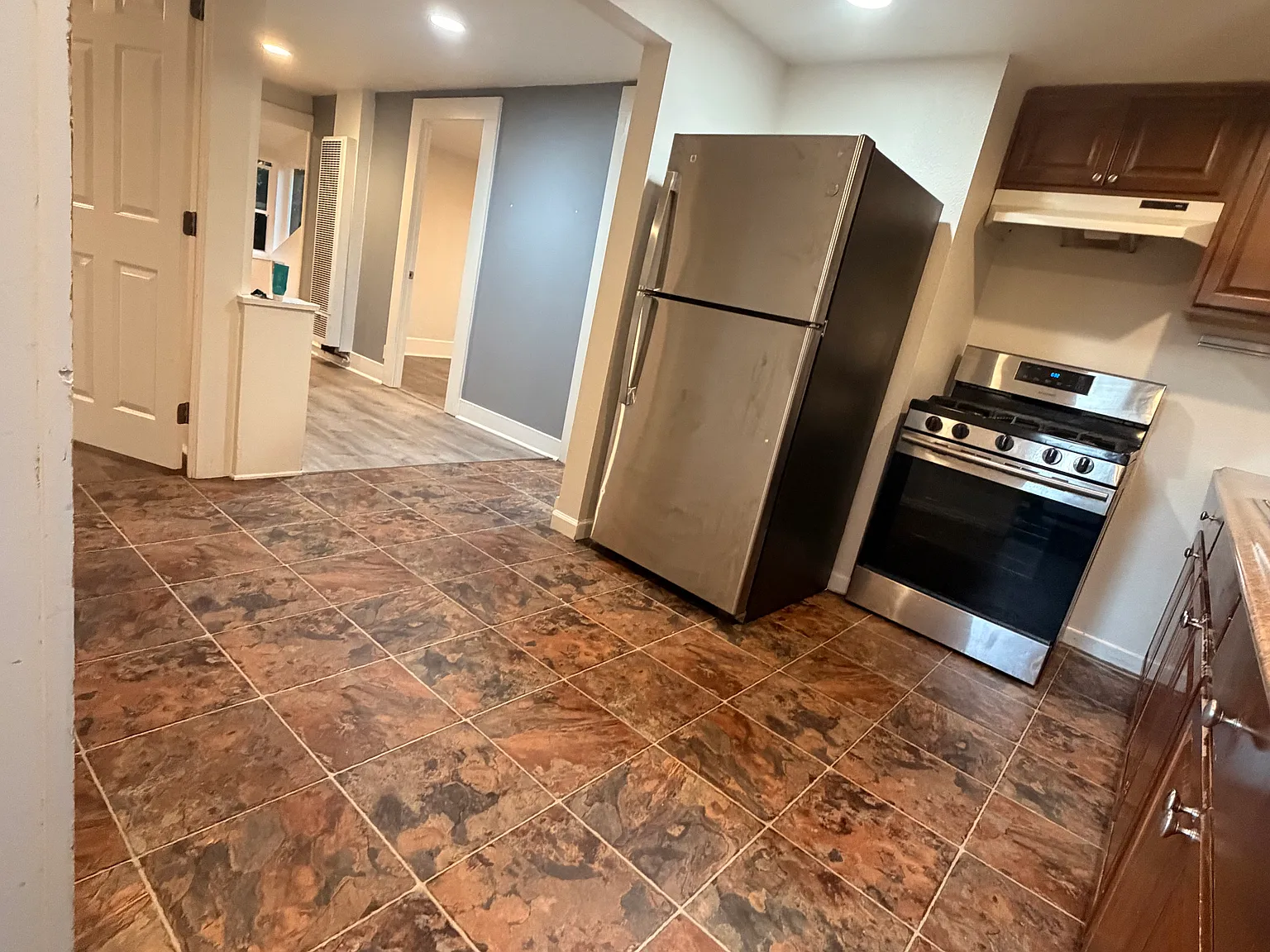2 bed, 900 sqft, $2,700 — Photo 3