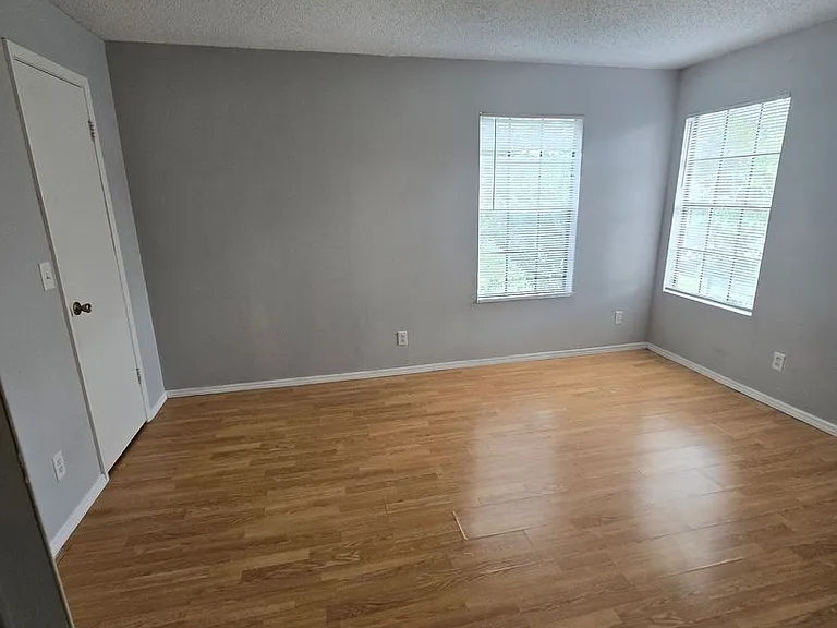 300 Lakepointe Dr #204 — Photo 7
