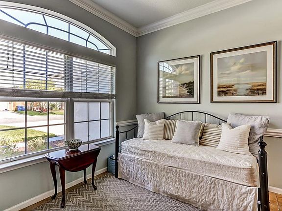 5th image of 831 Parkview Pl W