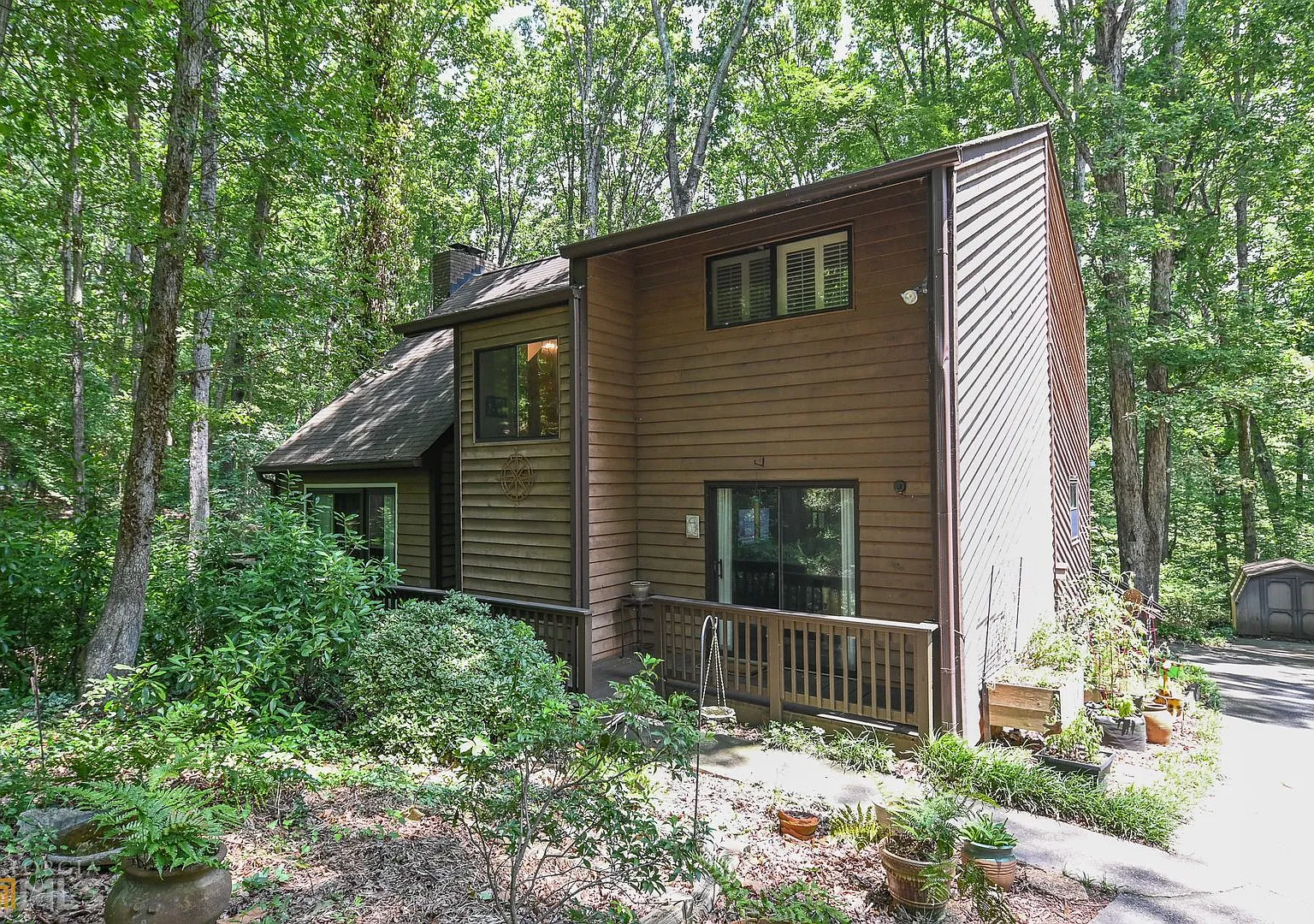 Spacious 3BR Home Near UGA with Screened Porch & Wooded Views — Photo 3