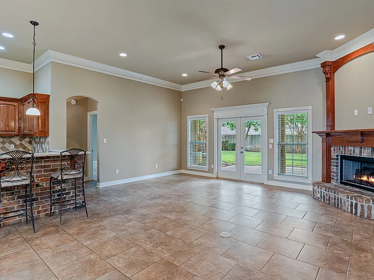 713 Saint Martin Ln — Photo 30