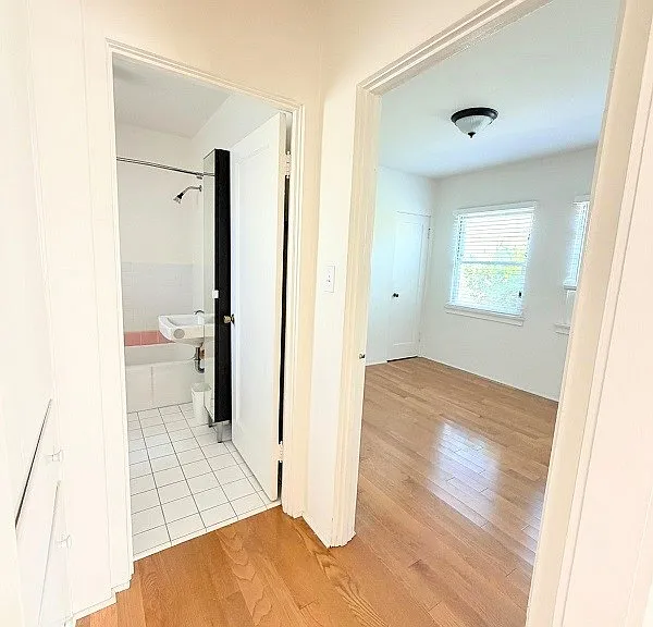 141 N Kenwood St #B — Photo 4