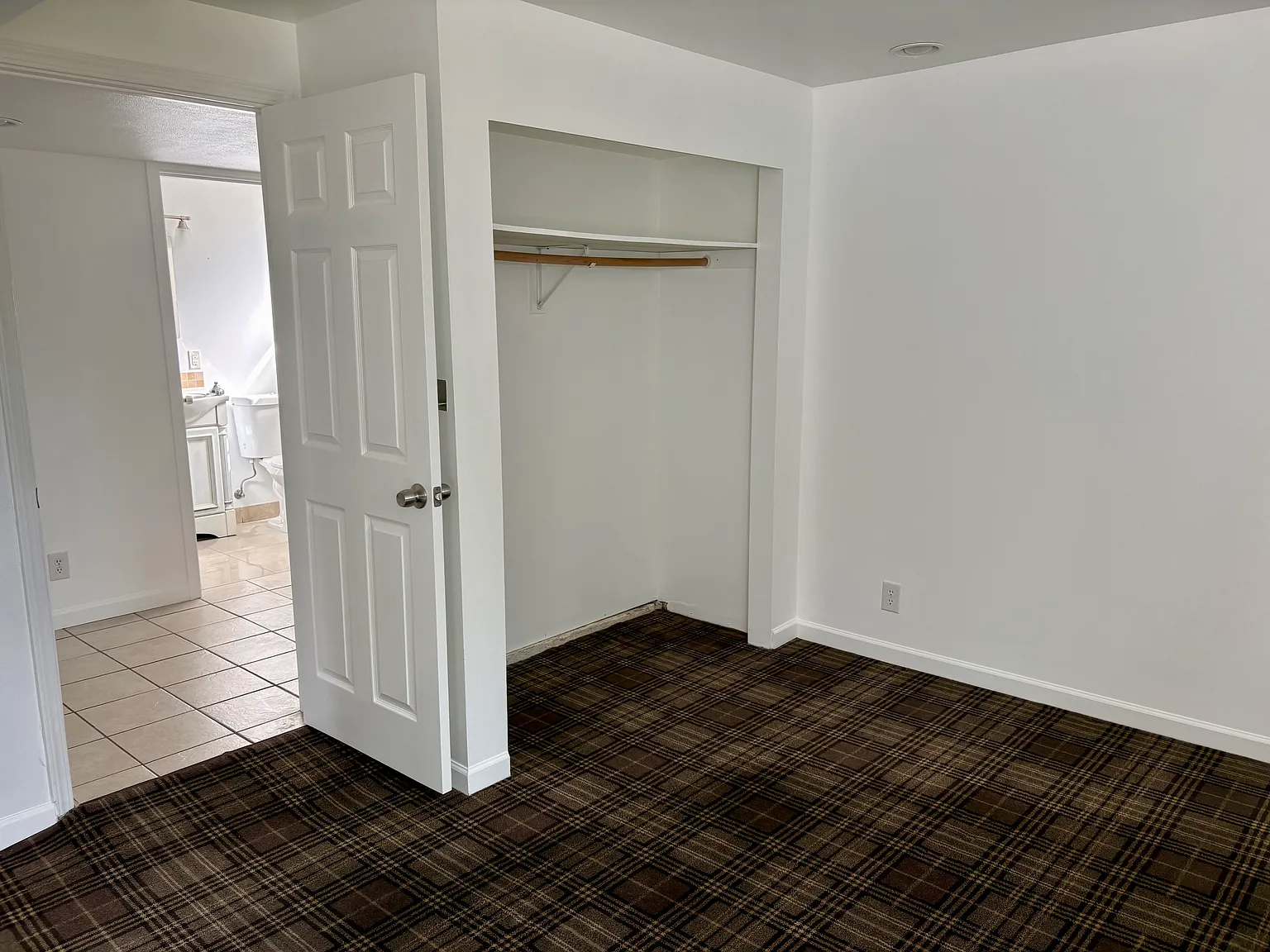 1 bed, 900 sqft, $1,950 — Photo 3