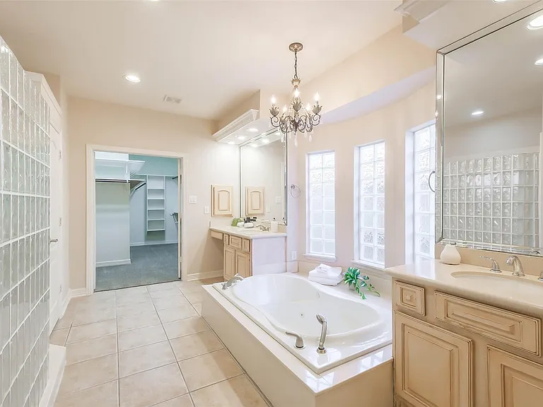 12411 Santiago Cove Ln — Photo 23