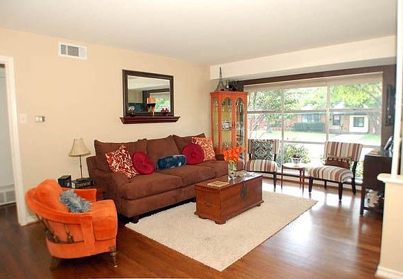 2nd image of 8938 Larchwood Dr