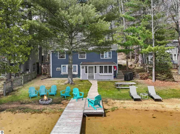 489 Peninsula Trl, Traverse City, MI 49696